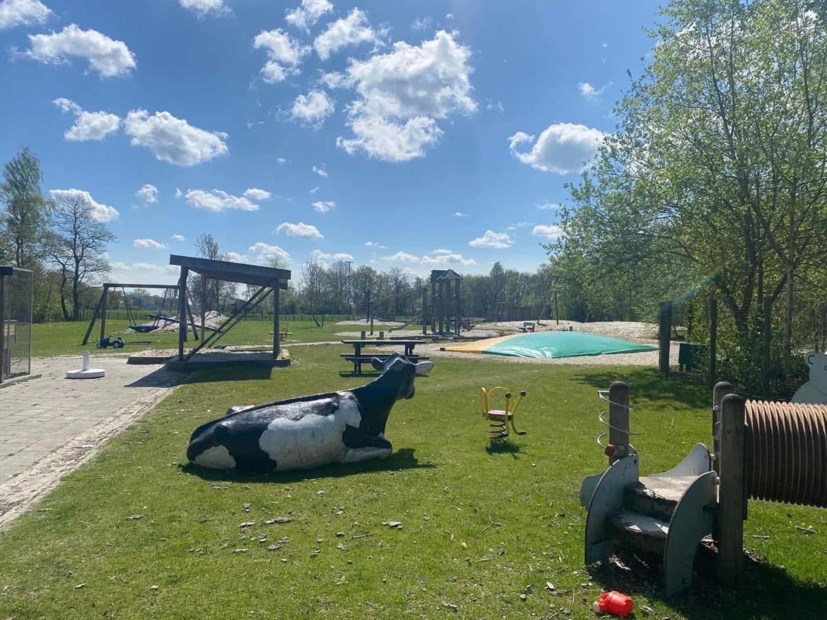 Pipowagens Bij Pannenkoekenrestaurant & Camping De Koppenjan 'Een Uniek Verblijf Met Kinderspeelboerderij' Jubbega-Schurega المظهر الخارجي الصورة