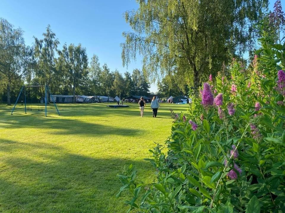 Pipowagens Bij Pannenkoekenrestaurant & Camping De Koppenjan 'Een Uniek Verblijf Met Kinderspeelboerderij' Jubbega-Schurega المظهر الخارجي الصورة